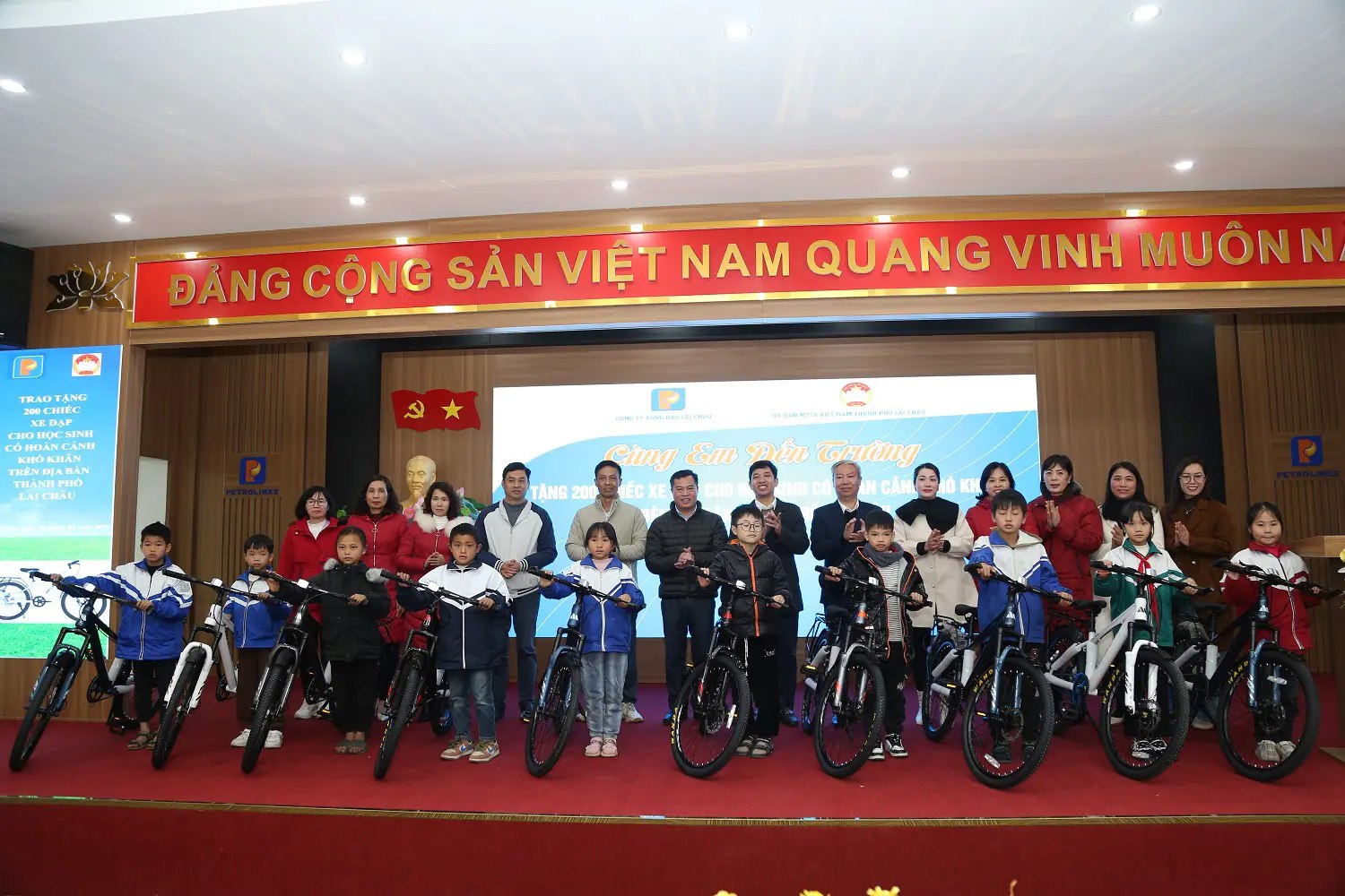 Công ty xăng dầu Lai Châu “Cùng em đến trường”